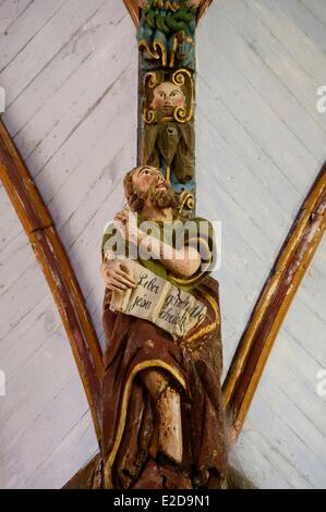 Francia Finisterre Pleyben chiesa in legno sculture dipinte su stringer decorano la volta Foto Stock