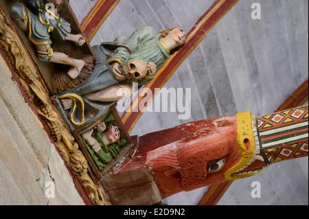 Francia Finisterre Pleyben chiesa in legno sculture dipinte su stringer decorano la volta Foto Stock