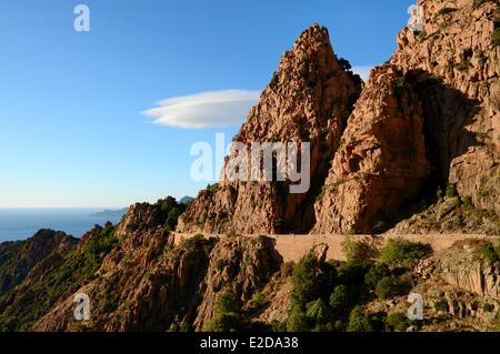 Francia, Corse du Sud, Golfe de Porto, classificato come patrimonio mondiale dall UNESCO, le insenature di Piana (Calanches de Piana) con le rocce di granito rosa e la D81 strada fra Porto e Cargese Foto Stock