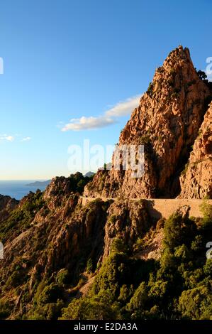 Francia, Corse du Sud, Golfe de Porto, classificato come patrimonio mondiale dall UNESCO, le insenature di Piana (Calanches de Piana) con le rocce di granito rosa e la D81 strada fra Porto e Cargese Foto Stock