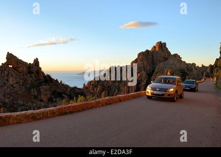 Francia, Corse du Sud, Golfe de Porto, classificato come patrimonio mondiale dall UNESCO, le insenature di Piana (Calanches de Piana) con le rocce di granito rosa e la D81 strada fra Porto e Cargese Foto Stock