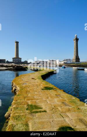 Francia, Finisterre, Penmarch, Pointe de Penmarc'h, St Pierre Harbour, Eckmuhl Faro sulla destra, ex faro e il semaforo a sinistra Foto Stock