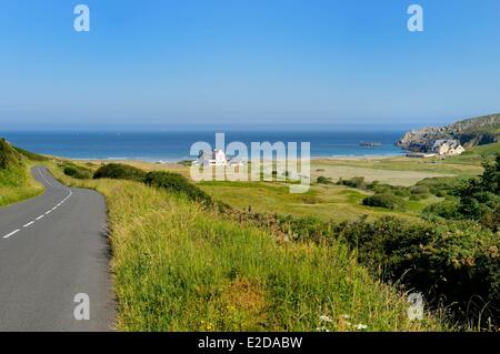 Francia, Finisterre, Iroise Mare, Plogoff, la strada che conduce alla spiaggia di Baie des Trepasses Foto Stock