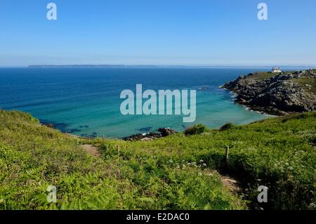 Francia, Finisterre, Kervoazec, Pointe du Millier, il GR 34 trail e il Douarnenez Bay Foto Stock