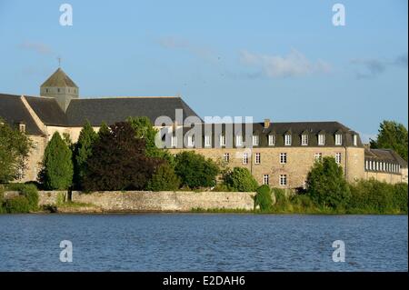 Francia Ille et Vilaine Broceliande Forest l abbazia di Paimpont sul bordo dello stagno Foto Stock