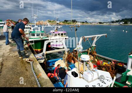 Francia Finisterre Plougasnou le navi per la pesca a strascico di ritorno dalla pesca nel porto di Diben Foto Stock