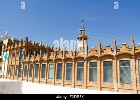 Facciata del CaixaForum di Barcellona, Spagna. Questo museo è ospitato nella ex fabbrica tessile Foto Stock