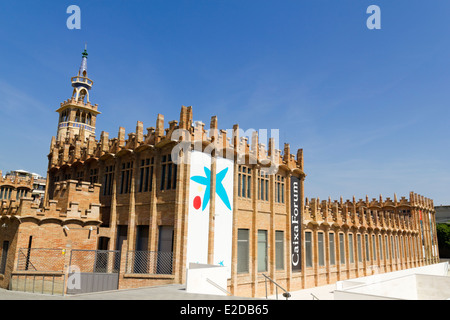 Facciata del CaixaForum di Barcellona, Spagna. Questo museo è ospitato nella ex fabbrica tessile Foto Stock