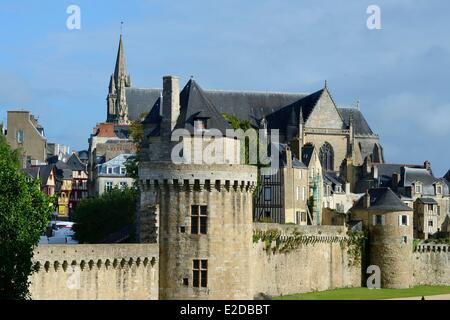 Francia, Morbihan, il Golfo di Morbihan (Golfe du Morbihan), Vannes, bastioni giardino, la Torre Connetable e Saint Pierre cattedrale in background Foto Stock