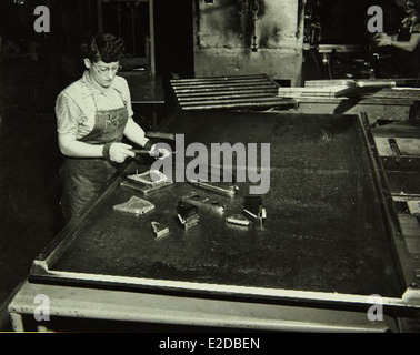 Questa immagine raffigura il personale dello stabilimento Convair/General Dynamics, responsabile della progettazione e produzione di alcuni dei velivoli più iconici della storia dell'aviazione. L'impianto ha svolto un ruolo chiave nello sviluppo dell'aviazione militare e civile. Foto Stock