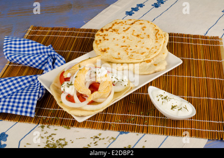 Appena fatti i giroscopi di pollo con pane pita Foto Stock