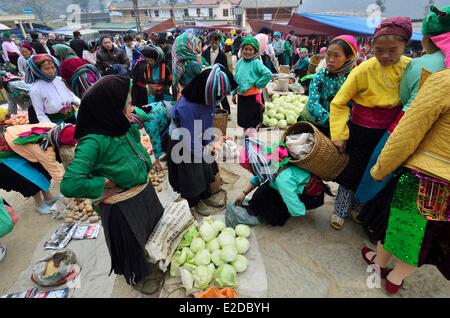 Il Vietnam ha Giang provincia Xa Phin mercato minoranza etnica gruppo di Hmongs nero Foto Stock