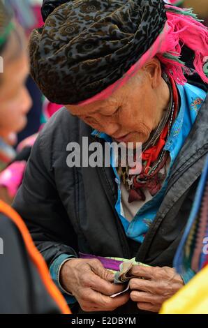 Il Vietnam ha Giang provincia Xa Phin mercato minoranza etnica gruppo di Hmongs nero Foto Stock