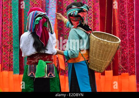 Il Vietnam ha Giang provincia Xa Phin mercato minoranza etnica gruppo di Hmongs nero Foto Stock