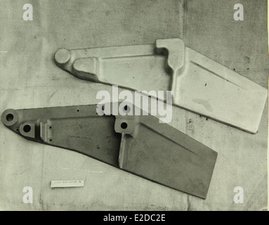 Questa immagine raffigura lo stabilimento e il personale Convair/General Dynamics a San Diego, un sito chiave per la produzione e l'innovazione aerospaziale, che contribuisce in modo significativo allo sviluppo di aeromobili militari e commerciali. Foto Stock