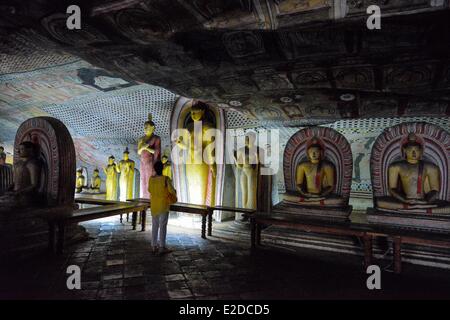 Sri Lanka, provincia centrale, Matale distretto, Dambulla, Tempio d'oro elencati come patrimonio mondiale dall'UNESCO, all'interno di grotte decorate con sculture e con murali buddista Foto Stock