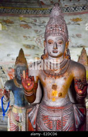 Sri Lanka, provincia centrale, Matale distretto, Dambulla, Tempio d'oro elencati come patrimonio mondiale dall' UNESCO, statue e buddista Foto Stock