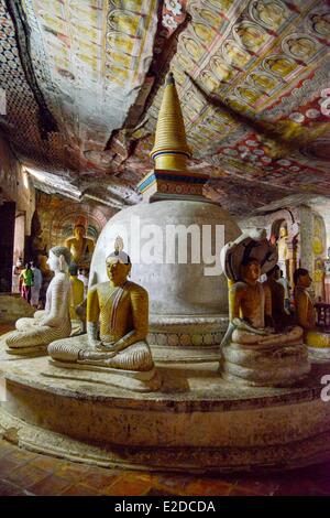 Sri Lanka, provincia centrale, Matale distretto, Dambulla, Tempio d'oro elencati come patrimonio mondiale dall' UNESCO, statue e buddista Foto Stock