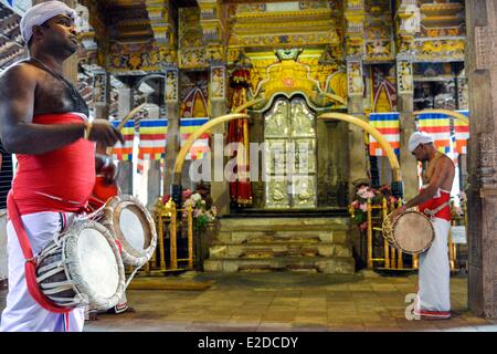 Sri Lanka, provincia centrale, Kandy District, Kandy, città sacra di Kandy elencati come patrimonio mondiale dall' UNESCO, Tempio Dalada Maligawa, delle porte che danno accesso alla parte sacra che contiene le reliquie di Buddha dente Foto Stock