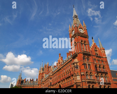 Il famoso neo facciata gotica di London St Pancras stazione ferroviaria, uno del capitale di gemme architettoniche. Foto Stock