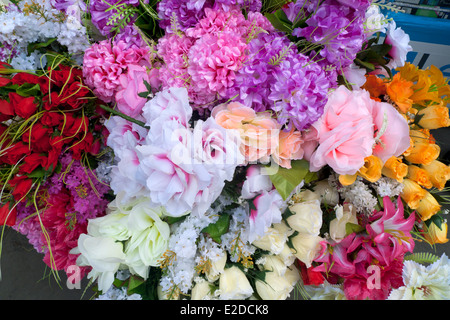 Tessuto artificiale fiori falsi per la vendita in una stalla africana su Ridley Road Market su Kingsland Road in Dalston London UK KATHY DEWITT Foto Stock