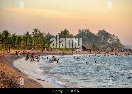 Sri Lanka Provincia Occidentale Gampaha Hendala Quartiere Spiaggia della scogliera di Pegasus al tramonto i nuotatori in mare con sfondo Foto Stock