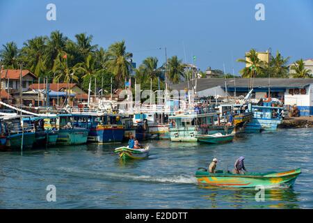 Sri Lanka Provincia Occidentale Distretto Gampaha Negombo porto di pesca i pescherecci con reti da traino e barche colorate a fianco della banchina Foto Stock