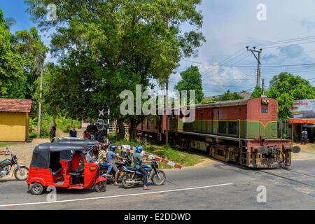 Sri Lanka provincia settentrionale del distretto Kurunegala Kurunegala Grade crossing triciclo di consegna di tuk-tuk circondata con i motocicli Foto Stock