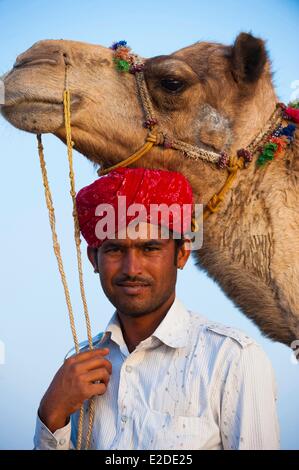 India Rajasthan Jaisalmer Rajput nomadi con le loro carovane di cammelli nel deserto di Thar Foto Stock
