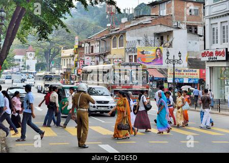 Sri Lanka Provincia centrale quartiere di Kandy Kandy Dalada Vidiya crosswalk Avenue nel centro della città Foto Stock