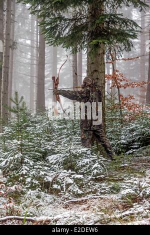 Francia Bas Rhin caccia tiro con l arco in inverno vestito normale Foto Stock