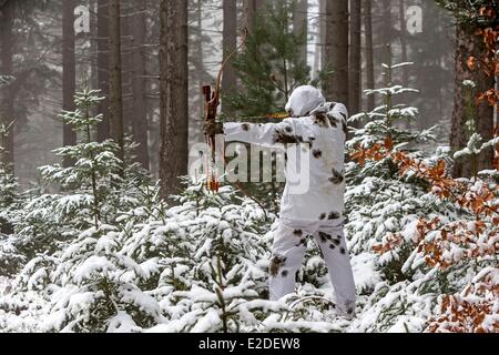 Francia Bas Rhin caccia tiro con l arco in inverno in abito invernale Foto Stock