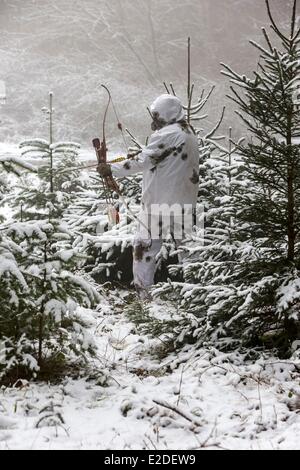 Francia Bas Rhin caccia tiro con l arco in inverno in abito invernale Foto Stock