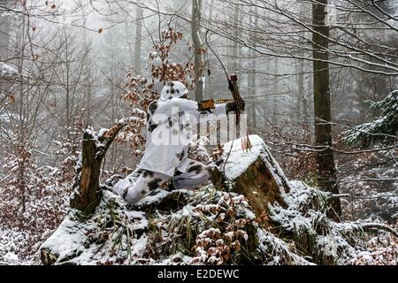 Francia Bas Rhin caccia tiro con l arco in inverno in abito invernale Foto Stock