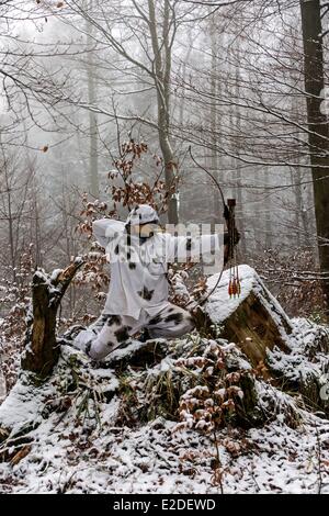 Francia Bas Rhin caccia tiro con l arco in inverno in abito invernale Foto Stock