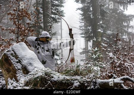 Francia Bas Rhin caccia tiro con l arco in inverno in abito invernale Foto Stock