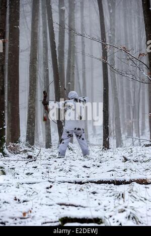 Francia Bas Rhin caccia tiro con l arco in inverno in abito invernale Foto Stock