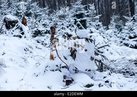 Francia Bas Rhin caccia tiro con l arco in inverno in abito invernale Foto Stock