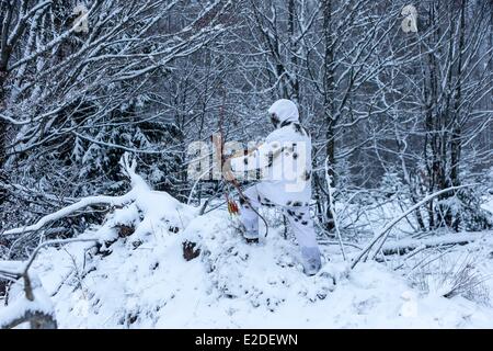 Francia Bas Rhin caccia tiro con l arco in inverno in abito invernale Foto Stock