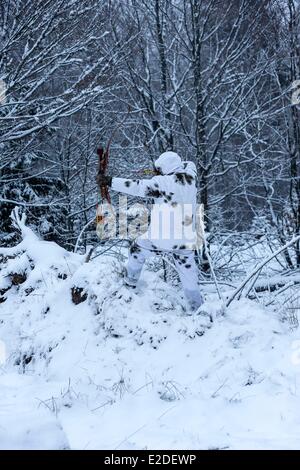 Francia Bas Rhin caccia tiro con l arco in inverno in abito invernale Foto Stock