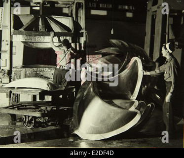 Questa immagine mostra il personale e le operazioni presso le fabbriche aerospaziali Convair/General Dynamics. Queste strutture furono parte integrante della produzione di aerei militari e civili durante la metà del XX secolo, in particolare nello sviluppo di tecnologie di volo avanzate. Foto Stock