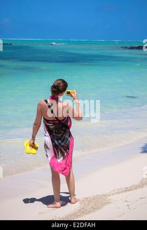 Maurizio, Flacq distretto, Ile aux Cerfs, donna sulla spiaggia di sabbia bianca, Foto Stock