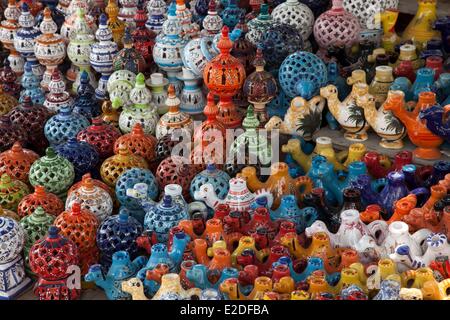 La Tunisia, Jerba Island, Houmt Souk, mercato di ceramiche Foto Stock