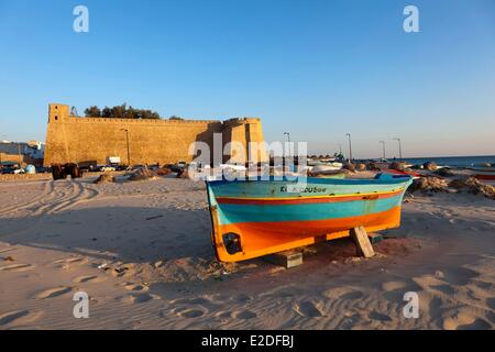 Tunisia Hammamet, vista su medina bastioni dalla spiaggia Foto Stock