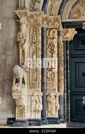 Dalmazia Croazia costa dalmata Trogir centro storico sono classificati come patrimonio mondiale dall' UNESCO Cattedrale Saint Lawrence portal Foto Stock