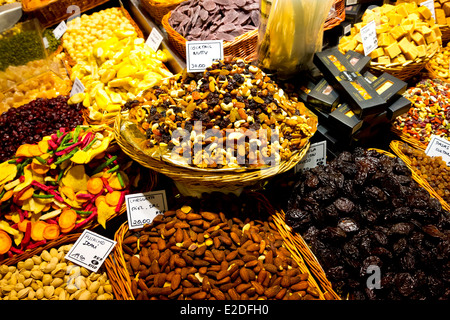 Vendita di dadi sul Mercat de Sant Josep de la Boqueria a Barcellona, Spagna Foto Stock