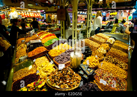 Vendita di dadi sul Mercat de Sant Josep de la Boqueria a Barcellona, Spagna Foto Stock