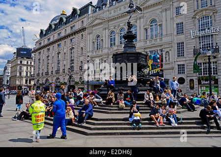 Vista di Shaftesbury Memorial e la statua di Eros, Piccadilly Circus e il West End di Londra, Inghilterra, Regno Unito Foto Stock