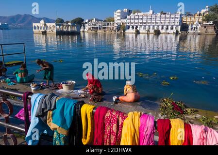 India Rajasthan Udaipur le donne a lavare i panni al Naoghat sul lago Pichola Foto Stock