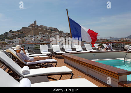 Spagna crociera Austral yacht Compagnie du Ponant giovane donna a prendere il sole sulle sdraio in piscina Foto Stock